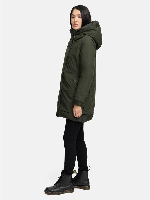 Der Winterparka Winterprinzessin von Navahoo verbindet urbanen Chic mit funktionaler Wärme. Die gesteppte Innenseite und der hochschließende Kragen schützen zuverlässig vor Kälte, während die fest integrierte Kapuze mit Kordelzug zusätzlichen Komfort bietet. Praktische Taschenlösungen – darunter warme Eingrifftaschen, Reißverschlusstaschen außen und innen – bieten viel Stauraum. Ein elastischer Taillenbund sorgt für eine feminine Silhouette, während die wabenartige Struktur an Kapuzenrand, Saum und Ärmeln stilvolle Akzente setzt. In 6 Farben und Größen S–3XL erhältlich.