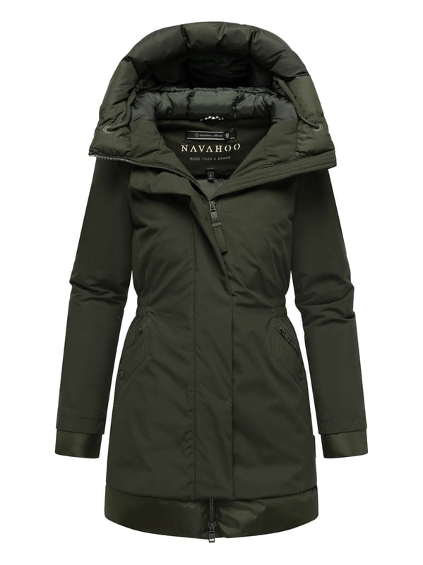 Der Winterparka Winterprinzessin von Navahoo verbindet urbanen Chic mit funktionaler Wärme. Die gesteppte Innenseite und der hochschließende Kragen schützen zuverlässig vor Kälte, während die fest integrierte Kapuze mit Kordelzug zusätzlichen Komfort bietet. Praktische Taschenlösungen – darunter warme Eingrifftaschen, Reißverschlusstaschen außen und innen – bieten viel Stauraum. Ein elastischer Taillenbund sorgt für eine feminine Silhouette, während die wabenartige Struktur an Kapuzenrand, Saum und Ärmeln stilvolle Akzente setzt. In 6 Farben und Größen S–3XL erhältlich.