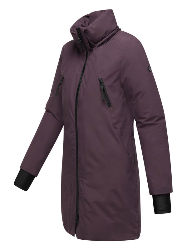 Der Damenparka Winterzart von Navahoo bietet maximalen Schutz und hohen Komfort an eisigen Tagen. Mit einer Wassersäule von 5.000 mm ist er wind- und wasserabweisend, während die warme Wattierung und Fleecefutter im Rücken- und Seitenbereich für ein wohliges Tragegefühl sorgen. Eine abnehmbare Kapuze mit langen Kordelzügen, verstellbares Taillenbündchen, Daumenschlitze sowie seitliche Belüftungsschlitze machen diesen Parka besonders funktional. Praktische Taschenlösungen innen und außen bieten Platz für alle Essentials. In 10 Farben und Größen S–6XL erhältlich – der ideale Mix aus Komfort, Funktionalität und urbanem Style.