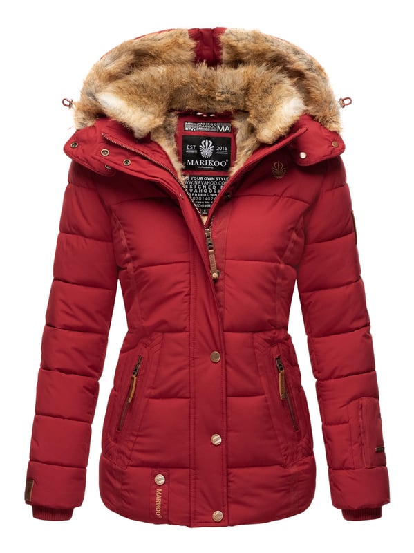 Die Marikoo Damen Winterjacke Nekoo überzeugt durch Funktionalität und edle Details. Das kuschelige Kunstfell in Kapuze und Innenbereich sorgt für angenehme Wärme, während der hoch schließende Kragen optimal vor Wind und Kälte schützt. Die Kapuze ist vielseitig: komplett abnehmbar oder per Reißverschluss nach hinten auf die Schultern zu legen. Zwei Reißverschlusstaschen mit Fleecefutter, eine Innentasche mit Kopfhörerausgang und hochwertige Kunstleder-Zipper machen die Jacke besonders praktisch. Mit perfekter Länge, tailliertem Schnitt und Rippbündchen bleibt sie warm, bequem und stilvoll.
Material: Oberstoff/Futter/Wattierung 100% Polyester; Kunstfell 90% Polyacryl, 10% Polyester.