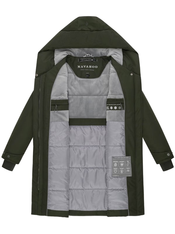 Der Wintermantel Domingaa von Navahoo vereint urbanen Stil mit funktionalen Details. Die warme Wattierung und das weiche Fleecefutter im Inneren sorgen für hohen Tragekomfort an kalten Tagen. Der lange Schnitt schützt zuverlässig vor Wind und Kälte, während die verdeckte Magnetverschlussleiste einen modernen Look verleiht. Praktische Taschen und markentypische Details runden das Design ab. Erhältlich in 9 Farben und Größen XS–3XL.