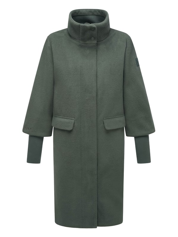 Der elegante Übergangsmantel Polarblüte von Navahoo überzeugt mit hochwertiger Verarbeitung und stilvollem Design. Sein leicht taillierter Schnitt betont die feminine Silhouette, während Stehkragen, Reißverschluss und Druckknopfleiste zuverlässig vor Wind schützen. Zwei Eingrifftaschen außen sowie zwei Innentaschen bieten praktischen Stauraum. Der Po- und Beckenbereich wird optimal bedeckt – ideal für kühlere Tage in Freizeit und Beruf. Erhältlich in mehreren Farben und Größen S–3XL.