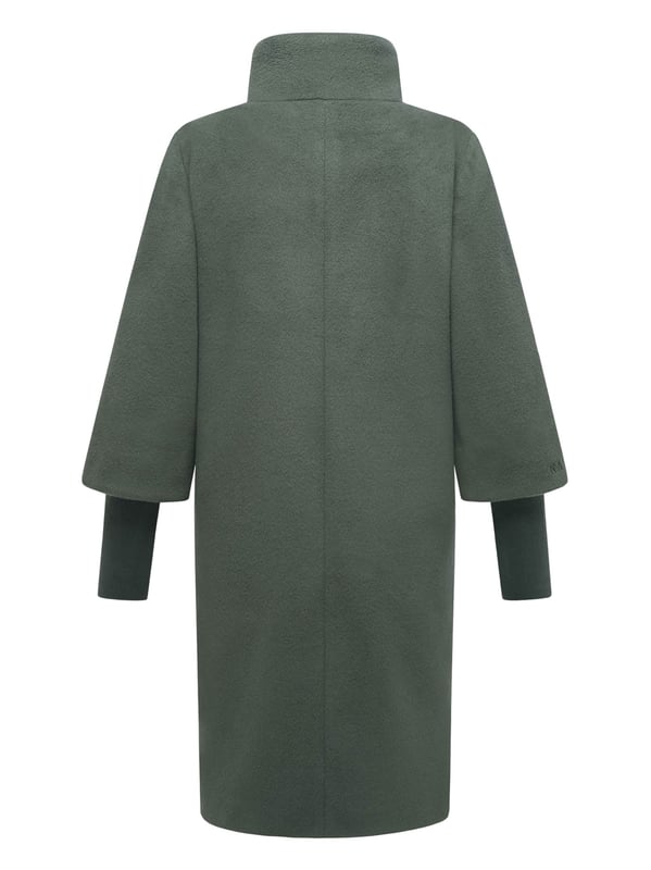 Der elegante Übergangsmantel Polarblüte von Navahoo überzeugt mit hochwertiger Verarbeitung und stilvollem Design. Sein leicht taillierter Schnitt betont die feminine Silhouette, während Stehkragen, Reißverschluss und Druckknopfleiste zuverlässig vor Wind schützen. Zwei Eingrifftaschen außen sowie zwei Innentaschen bieten praktischen Stauraum. Der Po- und Beckenbereich wird optimal bedeckt – ideal für kühlere Tage in Freizeit und Beruf. Erhältlich in mehreren Farben und Größen S–3XL.