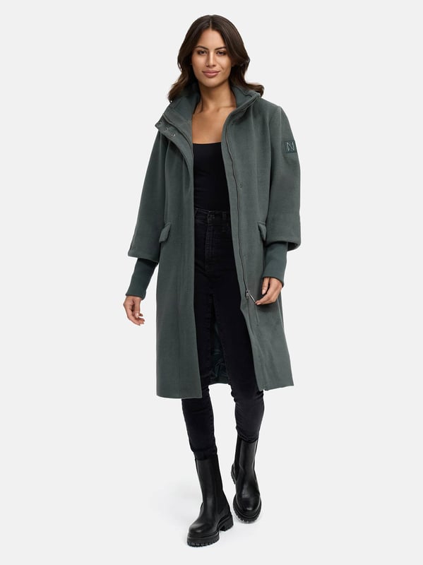 Der elegante Übergangsmantel Polarblüte von Navahoo überzeugt mit hochwertiger Verarbeitung und stilvollem Design. Sein leicht taillierter Schnitt betont die feminine Silhouette, während Stehkragen, Reißverschluss und Druckknopfleiste zuverlässig vor Wind schützen. Zwei Eingrifftaschen außen sowie zwei Innentaschen bieten praktischen Stauraum. Der Po- und Beckenbereich wird optimal bedeckt – ideal für kühlere Tage in Freizeit und Beruf. Erhältlich in mehreren Farben und Größen S–3XL.