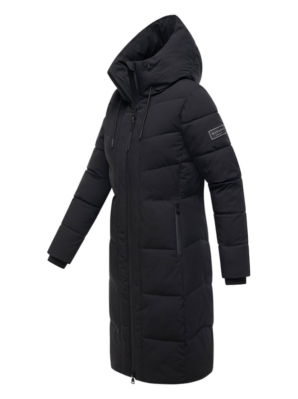 Der Damen-Steppmantel SCHOKOKUSS von Navahoo verbindet zeitloses Design mit funktionalem Komfort – ideal für kalte Wintertage. Das gradlinige Steppmuster sorgt für eine urbane Optik, während der weich gefütterte obere Innenbereich mit Fleecestoff angenehme Wärme bietet (nicht in den Ärmeln). Eine fest integrierte Kapuze mit Kordelzug, der hochschließende Kragen und ein Zwei-Wege-Reißverschluss schützen zuverlässig vor Wind und Wetter. Praktische Taschenlösungen – zwei warme Außentaschen mit Reißverschluss und zwei sichere Innentaschen – runden das Design ab. Erhältlich in 10 Farben und Größen XS–6XL.
