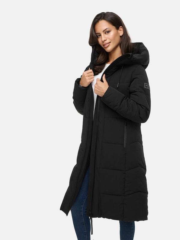 Der Damen-Steppmantel SCHOKOKUSS von Navahoo verbindet zeitloses Design mit funktionalem Komfort – ideal für kalte Wintertage. Das gradlinige Steppmuster sorgt für eine urbane Optik, während der weich gefütterte obere Innenbereich mit Fleecestoff angenehme Wärme bietet (nicht in den Ärmeln). Eine fest integrierte Kapuze mit Kordelzug, der hochschließende Kragen und ein Zwei-Wege-Reißverschluss schützen zuverlässig vor Wind und Wetter. Praktische Taschenlösungen – zwei warme Außentaschen mit Reißverschluss und zwei sichere Innentaschen – runden das Design ab. Erhältlich in 10 Farben und Größen XS–6XL.