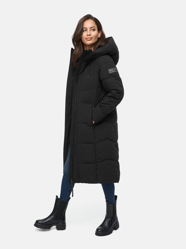 Der Damen-Steppmantel SCHOKOKUSS von Navahoo verbindet zeitloses Design mit funktionalem Komfort – ideal für kalte Wintertage. Das gradlinige Steppmuster sorgt für eine urbane Optik, während der weich gefütterte obere Innenbereich mit Fleecestoff angenehme Wärme bietet (nicht in den Ärmeln). Eine fest integrierte Kapuze mit Kordelzug, der hochschließende Kragen und ein Zwei-Wege-Reißverschluss schützen zuverlässig vor Wind und Wetter. Praktische Taschenlösungen – zwei warme Außentaschen mit Reißverschluss und zwei sichere Innentaschen – runden das Design ab. Erhältlich in 10 Farben und Größen XS–6XL.
