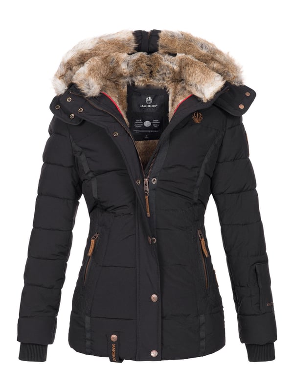 Die Marikoo Damen Winterjacke Nekoo überzeugt durch Funktionalität und edle Details. Das kuschelige Kunstfell in Kapuze und Innenbereich sorgt für angenehme Wärme, während der hoch schließende Kragen optimal vor Wind und Kälte schützt. Die Kapuze ist vielseitig: komplett abnehmbar oder per Reißverschluss nach hinten auf die Schultern zu legen. Zwei Reißverschlusstaschen mit Fleecefutter, eine Innentasche mit Kopfhörerausgang und hochwertige Kunstleder-Zipper machen die Jacke besonders praktisch. Mit perfekter Länge, tailliertem Schnitt und Rippbündchen bleibt sie warm, bequem und stilvoll.
Material: Oberstoff/Futter/Wattierung 100% Polyester; Kunstfell 90% Polyacryl, 10% Polyester.