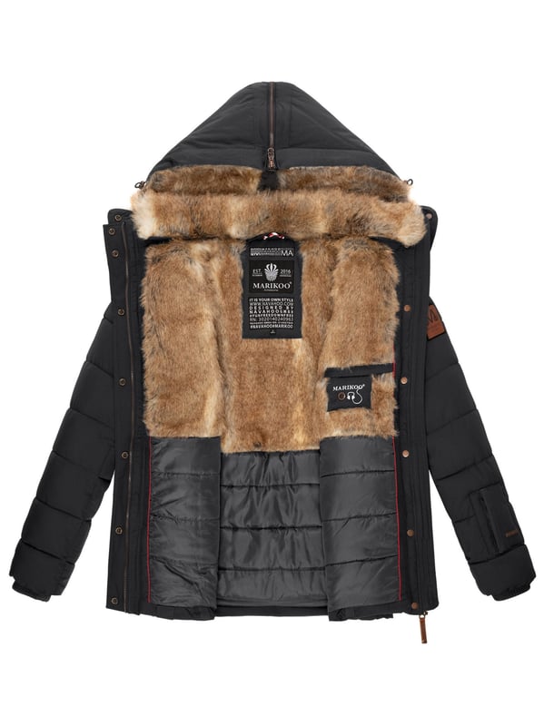 Die Marikoo Damen Winterjacke Nekoo überzeugt durch Funktionalität und edle Details. Das kuschelige Kunstfell in Kapuze und Innenbereich sorgt für angenehme Wärme, während der hoch schließende Kragen optimal vor Wind und Kälte schützt. Die Kapuze ist vielseitig: komplett abnehmbar oder per Reißverschluss nach hinten auf die Schultern zu legen. Zwei Reißverschlusstaschen mit Fleecefutter, eine Innentasche mit Kopfhörerausgang und hochwertige Kunstleder-Zipper machen die Jacke besonders praktisch. Mit perfekter Länge, tailliertem Schnitt und Rippbündchen bleibt sie warm, bequem und stilvoll.
Material: Oberstoff/Futter/Wattierung 100% Polyester; Kunstfell 90% Polyacryl, 10% Polyester.