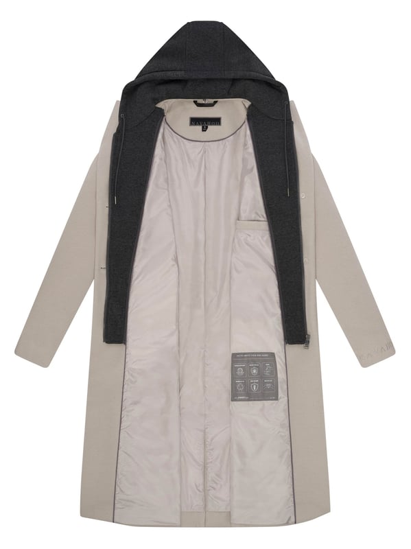 Der Übergangsmantel Kekstraum von Navahoo vereint elegantes Design mit sportiver Lässigkeit. Das Besondere: ein abnehmbares Innenteil mit Sweat-Kapuze für flexible Styling-Optionen. Hochwertige Materialien, stilvoller Knopfverschluss und feines Obermaterial sorgen für Tragekomfort und einen modernen Look. Zwei Fleece-gefütterte Eingrifftaschen und eine praktische Innentasche bieten Stauraum. Ideal für Frühling und Herbst – in 8 Farben und Größen S–3XL erhältlich.