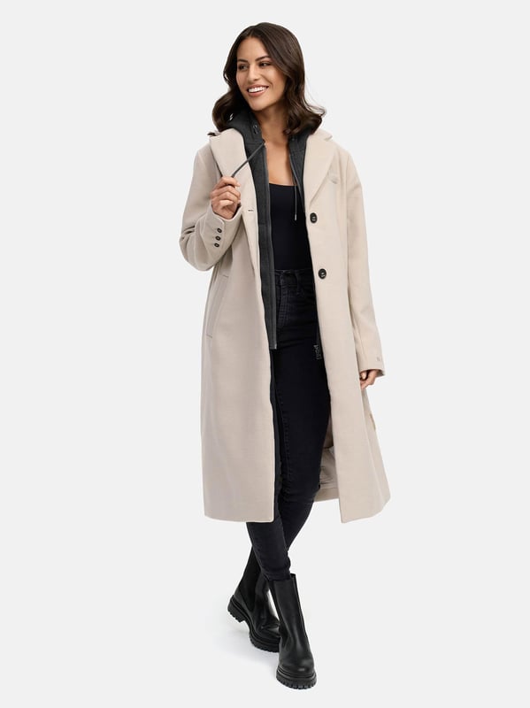 Der Übergangsmantel Kekstraum von Navahoo vereint elegantes Design mit sportiver Lässigkeit. Das Besondere: ein abnehmbares Innenteil mit Sweat-Kapuze für flexible Styling-Optionen. Hochwertige Materialien, stilvoller Knopfverschluss und feines Obermaterial sorgen für Tragekomfort und einen modernen Look. Zwei Fleece-gefütterte Eingrifftaschen und eine praktische Innentasche bieten Stauraum. Ideal für Frühling und Herbst – in 8 Farben und Größen S–3XL erhältlich.