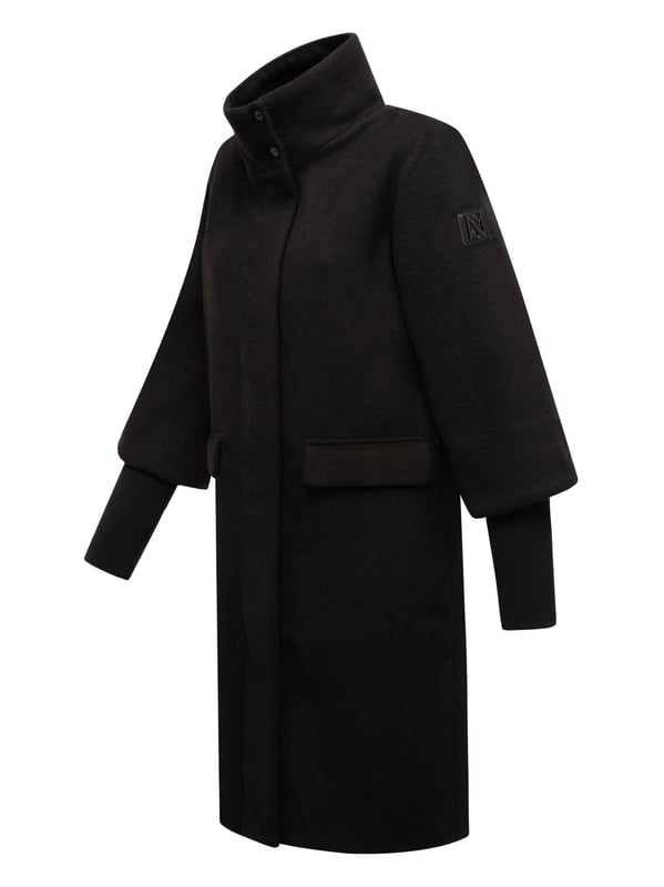 Der elegante Übergangsmantel Polarblüte von Navahoo überzeugt mit hochwertiger Verarbeitung und stilvollem Design. Sein leicht taillierter Schnitt betont die feminine Silhouette, während Stehkragen, Reißverschluss und Druckknopfleiste zuverlässig vor Wind schützen. Zwei Eingrifftaschen außen sowie zwei Innentaschen bieten praktischen Stauraum. Der Po- und Beckenbereich wird optimal bedeckt – ideal für kühlere Tage in Freizeit und Beruf. Erhältlich in mehreren Farben und Größen S–3XL.