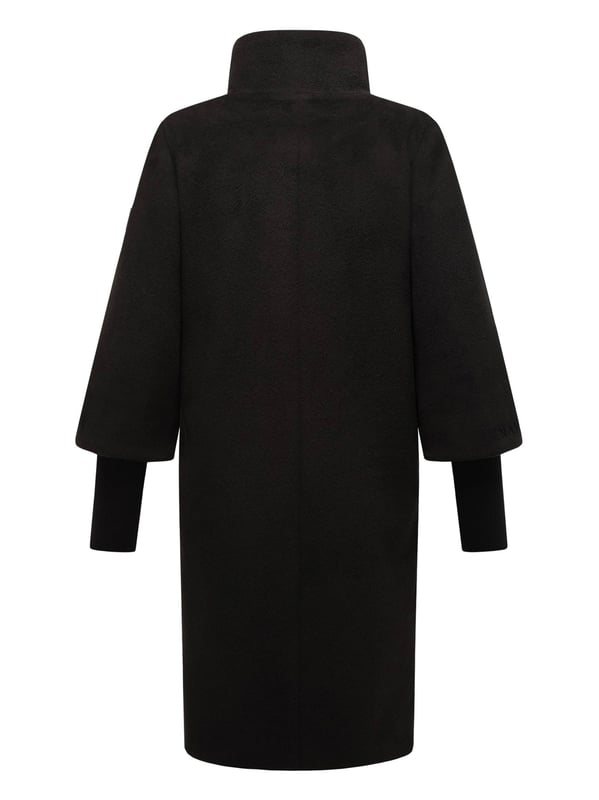 Der elegante Übergangsmantel Polarblüte von Navahoo überzeugt mit hochwertiger Verarbeitung und stilvollem Design. Sein leicht taillierter Schnitt betont die feminine Silhouette, während Stehkragen, Reißverschluss und Druckknopfleiste zuverlässig vor Wind schützen. Zwei Eingrifftaschen außen sowie zwei Innentaschen bieten praktischen Stauraum. Der Po- und Beckenbereich wird optimal bedeckt – ideal für kühlere Tage in Freizeit und Beruf. Erhältlich in mehreren Farben und Größen S–3XL.