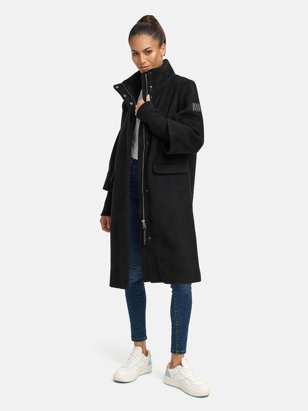 Der elegante Übergangsmantel Polarblüte von Navahoo überzeugt mit hochwertiger Verarbeitung und stilvollem Design. Sein leicht taillierter Schnitt betont die feminine Silhouette, während Stehkragen, Reißverschluss und Druckknopfleiste zuverlässig vor Wind schützen. Zwei Eingrifftaschen außen sowie zwei Innentaschen bieten praktischen Stauraum. Der Po- und Beckenbereich wird optimal bedeckt – ideal für kühlere Tage in Freizeit und Beruf. Erhältlich in mehreren Farben und Größen S–3XL.