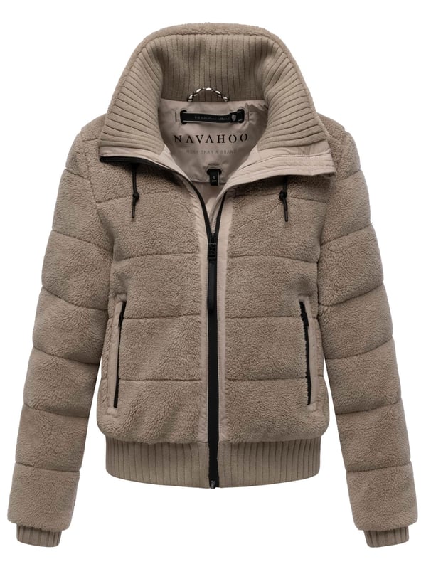 Die Winterjacke SCHNEEPUDER von Navahoo vereint stylisches Design mit kuscheligem Komfort – perfekt für kalte Wintertage und die Übergangszeit. Der weiche Teddyfleece-Oberstoff sorgt für eine trendige Optik und ein angenehmes Tragegefühl, während die leichte Wattierung zuverlässig Wärme spendet, ohne schwer zu wirken. Praktische Details wie ein hochschließender Kragen mit Strickbündchen, elastische Rippbündchen an Saum und Ärmeln sowie mehrere Taschenlösungen bieten Funktionalität und Bequemlichkeit. Erhältlich in 6 Farben und den Größen XS–XXL.