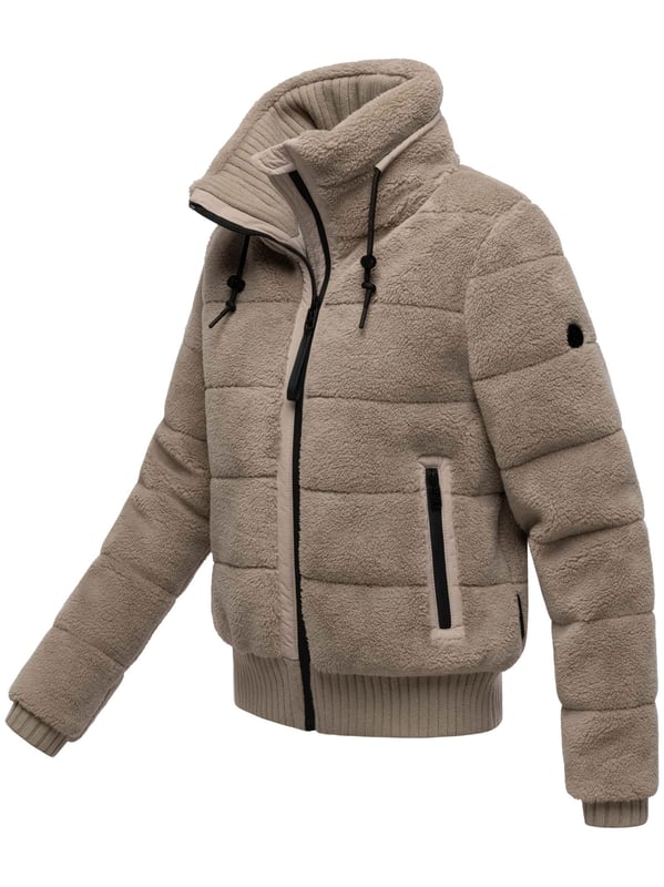 Die Winterjacke SCHNEEPUDER von Navahoo vereint stylisches Design mit kuscheligem Komfort – perfekt für kalte Wintertage und die Übergangszeit. Der weiche Teddyfleece-Oberstoff sorgt für eine trendige Optik und ein angenehmes Tragegefühl, während die leichte Wattierung zuverlässig Wärme spendet, ohne schwer zu wirken. Praktische Details wie ein hochschließender Kragen mit Strickbündchen, elastische Rippbündchen an Saum und Ärmeln sowie mehrere Taschenlösungen bieten Funktionalität und Bequemlichkeit. Erhältlich in 6 Farben und den Größen XS–XXL.