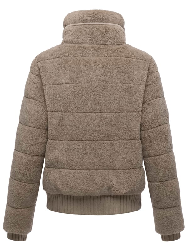 Die Winterjacke SCHNEEPUDER von Navahoo vereint stylisches Design mit kuscheligem Komfort – perfekt für kalte Wintertage und die Übergangszeit. Der weiche Teddyfleece-Oberstoff sorgt für eine trendige Optik und ein angenehmes Tragegefühl, während die leichte Wattierung zuverlässig Wärme spendet, ohne schwer zu wirken. Praktische Details wie ein hochschließender Kragen mit Strickbündchen, elastische Rippbündchen an Saum und Ärmeln sowie mehrere Taschenlösungen bieten Funktionalität und Bequemlichkeit. Erhältlich in 6 Farben und den Größen XS–XXL.
