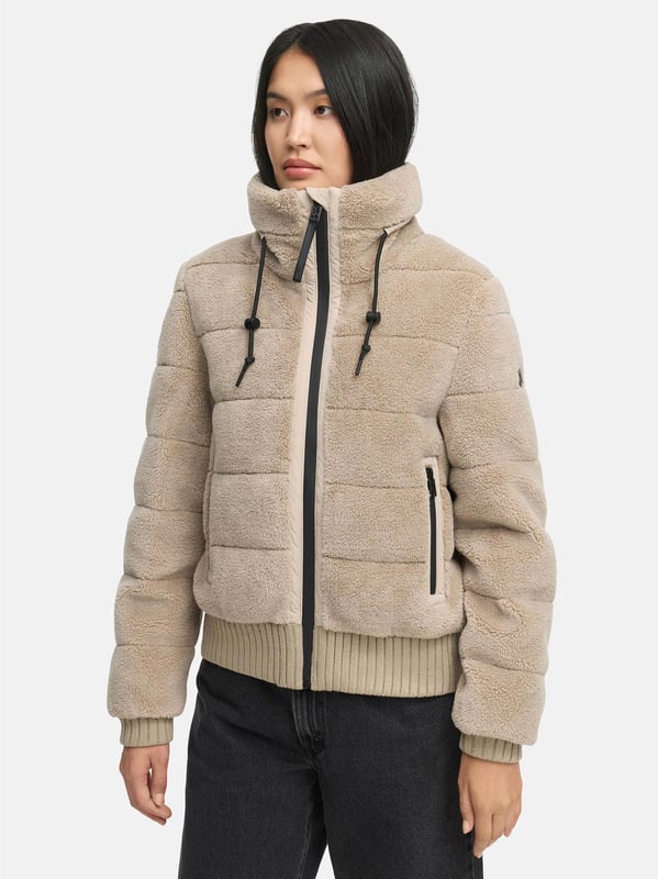 Die Winterjacke SCHNEEPUDER von Navahoo vereint stylisches Design mit kuscheligem Komfort – perfekt für kalte Wintertage und die Übergangszeit. Der weiche Teddyfleece-Oberstoff sorgt für eine trendige Optik und ein angenehmes Tragegefühl, während die leichte Wattierung zuverlässig Wärme spendet, ohne schwer zu wirken. Praktische Details wie ein hochschließender Kragen mit Strickbündchen, elastische Rippbündchen an Saum und Ärmeln sowie mehrere Taschenlösungen bieten Funktionalität und Bequemlichkeit. Erhältlich in 6 Farben und den Größen XS–XXL.