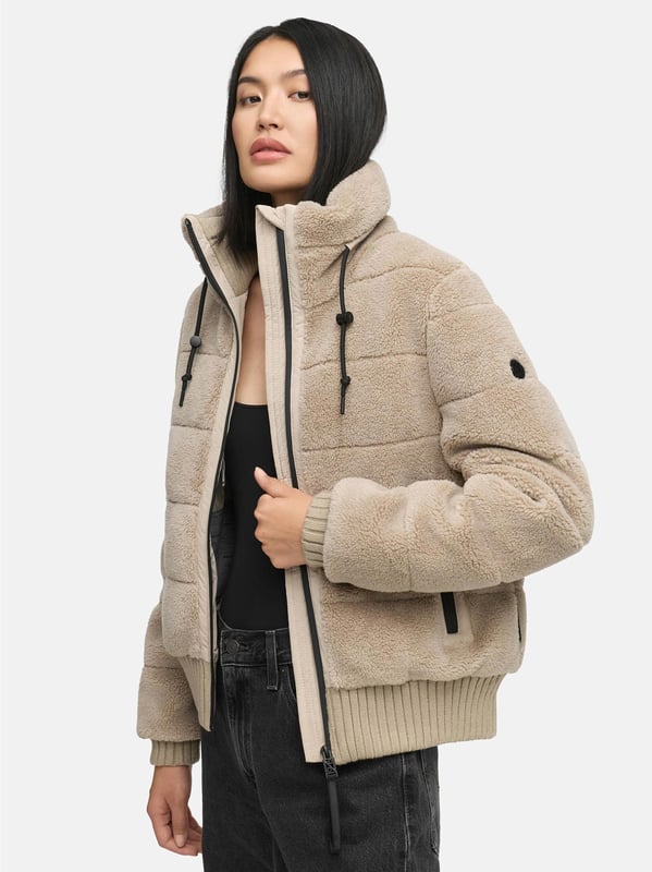 Die Winterjacke SCHNEEPUDER von Navahoo vereint stylisches Design mit kuscheligem Komfort – perfekt für kalte Wintertage und die Übergangszeit. Der weiche Teddyfleece-Oberstoff sorgt für eine trendige Optik und ein angenehmes Tragegefühl, während die leichte Wattierung zuverlässig Wärme spendet, ohne schwer zu wirken. Praktische Details wie ein hochschließender Kragen mit Strickbündchen, elastische Rippbündchen an Saum und Ärmeln sowie mehrere Taschenlösungen bieten Funktionalität und Bequemlichkeit. Erhältlich in 6 Farben und den Größen XS–XXL.