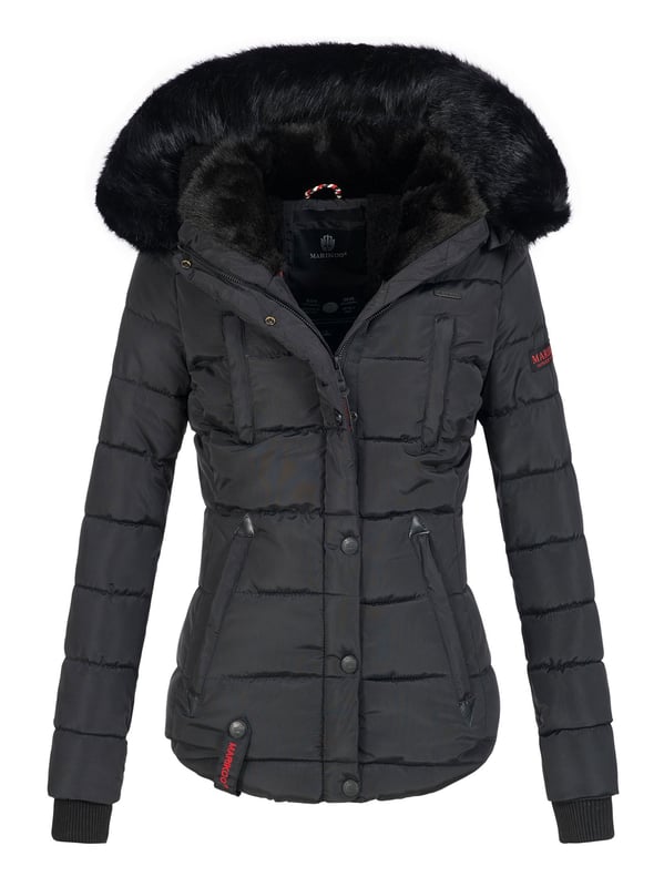Die Marikoo Winterjacke Lotusblüte überzeugt mit Funktionalität und luxuriösem Design. Das warme Teddyfell im oberen Innenbereich, der kuschelige Kunstfellkragen (abnehmbar) und das wasserabweisende Obermaterial machen sie zum idealen Begleiter für kalte Wintertage. Praktische Details wie zwei Reißverschluss-Brusttaschen, zwei fleecegefütterte Außentaschen und eine Innentasche mit Kopfhörerausgang bieten viel Komfort. Mit hochwertiger Steppoptik, eleganten Kunstlederdetails, abnehmbaren Zipper-Pullern und leicht tailliertem Schnitt ist die Jacke sowohl stilvoll als auch funktional.
Material: Oberstoff/Futter/Wattierung 100% Polyester; Kunstfell 90% Polyacryl, 10% Polyester.
