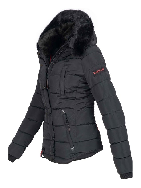 Die Marikoo Winterjacke Lotusblüte überzeugt mit Funktionalität und luxuriösem Design. Das warme Teddyfell im oberen Innenbereich, der kuschelige Kunstfellkragen (abnehmbar) und das wasserabweisende Obermaterial machen sie zum idealen Begleiter für kalte Wintertage. Praktische Details wie zwei Reißverschluss-Brusttaschen, zwei fleecegefütterte Außentaschen und eine Innentasche mit Kopfhörerausgang bieten viel Komfort. Mit hochwertiger Steppoptik, eleganten Kunstlederdetails, abnehmbaren Zipper-Pullern und leicht tailliertem Schnitt ist die Jacke sowohl stilvoll als auch funktional.
Material: Oberstoff/Futter/Wattierung 100% Polyester; Kunstfell 90% Polyacryl, 10% Polyester.