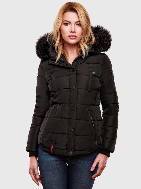 Die Marikoo Winterjacke Lotusblüte überzeugt mit Funktionalität und luxuriösem Design. Das warme Teddyfell im oberen Innenbereich, der kuschelige Kunstfellkragen (abnehmbar) und das wasserabweisende Obermaterial machen sie zum idealen Begleiter für kalte Wintertage. Praktische Details wie zwei Reißverschluss-Brusttaschen, zwei fleecegefütterte Außentaschen und eine Innentasche mit Kopfhörerausgang bieten viel Komfort. Mit hochwertiger Steppoptik, eleganten Kunstlederdetails, abnehmbaren Zipper-Pullern und leicht tailliertem Schnitt ist die Jacke sowohl stilvoll als auch funktional.
Material: Oberstoff/Futter/Wattierung 100% Polyester; Kunstfell 90% Polyacryl, 10% Polyester.
