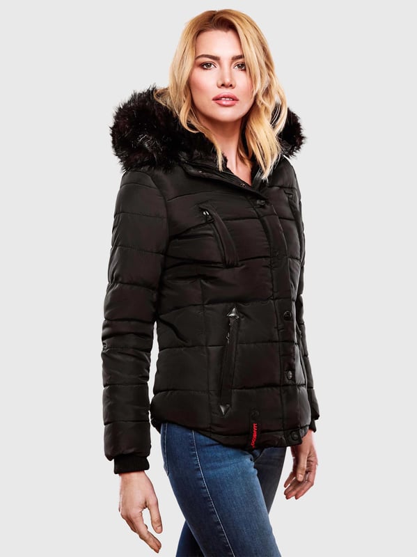 Die Marikoo Winterjacke Lotusblüte überzeugt mit Funktionalität und luxuriösem Design. Das warme Teddyfell im oberen Innenbereich, der kuschelige Kunstfellkragen (abnehmbar) und das wasserabweisende Obermaterial machen sie zum idealen Begleiter für kalte Wintertage. Praktische Details wie zwei Reißverschluss-Brusttaschen, zwei fleecegefütterte Außentaschen und eine Innentasche mit Kopfhörerausgang bieten viel Komfort. Mit hochwertiger Steppoptik, eleganten Kunstlederdetails, abnehmbaren Zipper-Pullern und leicht tailliertem Schnitt ist die Jacke sowohl stilvoll als auch funktional.
Material: Oberstoff/Futter/Wattierung 100% Polyester; Kunstfell 90% Polyacryl, 10% Polyester.