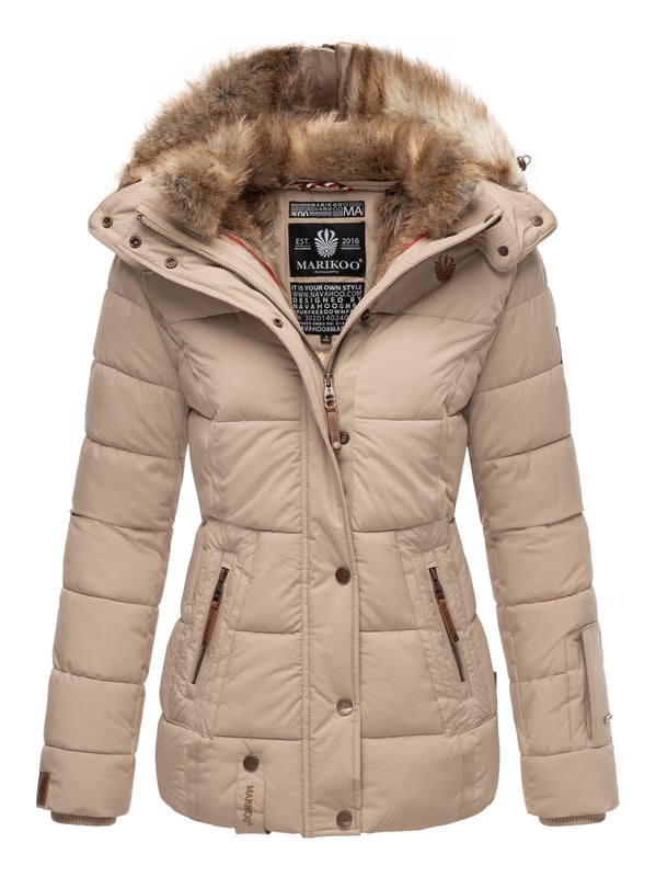 Die Marikoo Damen Winterjacke Nekoo überzeugt durch Funktionalität und edle Details. Das kuschelige Kunstfell in Kapuze und Innenbereich sorgt für angenehme Wärme, während der hoch schließende Kragen optimal vor Wind und Kälte schützt. Die Kapuze ist vielseitig: komplett abnehmbar oder per Reißverschluss nach hinten auf die Schultern zu legen. Zwei Reißverschlusstaschen mit Fleecefutter, eine Innentasche mit Kopfhörerausgang und hochwertige Kunstleder-Zipper machen die Jacke besonders praktisch. Mit perfekter Länge, tailliertem Schnitt und Rippbündchen bleibt sie warm, bequem und stilvoll.
Material: Oberstoff/Futter/Wattierung 100% Polyester; Kunstfell 90% Polyacryl, 10% Polyester.