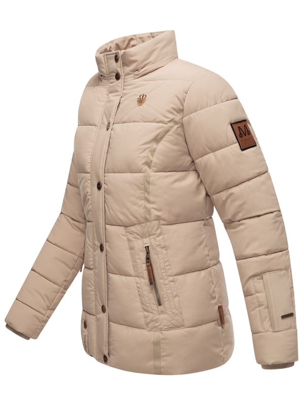 Die Marikoo Damen Winterjacke Nekoo überzeugt durch Funktionalität und edle Details. Das kuschelige Kunstfell in Kapuze und Innenbereich sorgt für angenehme Wärme, während der hoch schließende Kragen optimal vor Wind und Kälte schützt. Die Kapuze ist vielseitig: komplett abnehmbar oder per Reißverschluss nach hinten auf die Schultern zu legen. Zwei Reißverschlusstaschen mit Fleecefutter, eine Innentasche mit Kopfhörerausgang und hochwertige Kunstleder-Zipper machen die Jacke besonders praktisch. Mit perfekter Länge, tailliertem Schnitt und Rippbündchen bleibt sie warm, bequem und stilvoll.
Material: Oberstoff/Futter/Wattierung 100% Polyester; Kunstfell 90% Polyacryl, 10% Polyester.