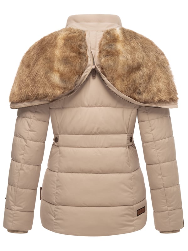 Die Marikoo Damen Winterjacke Nekoo überzeugt durch Funktionalität und edle Details. Das kuschelige Kunstfell in Kapuze und Innenbereich sorgt für angenehme Wärme, während der hoch schließende Kragen optimal vor Wind und Kälte schützt. Die Kapuze ist vielseitig: komplett abnehmbar oder per Reißverschluss nach hinten auf die Schultern zu legen. Zwei Reißverschlusstaschen mit Fleecefutter, eine Innentasche mit Kopfhörerausgang und hochwertige Kunstleder-Zipper machen die Jacke besonders praktisch. Mit perfekter Länge, tailliertem Schnitt und Rippbündchen bleibt sie warm, bequem und stilvoll.
Material: Oberstoff/Futter/Wattierung 100% Polyester; Kunstfell 90% Polyacryl, 10% Polyester.