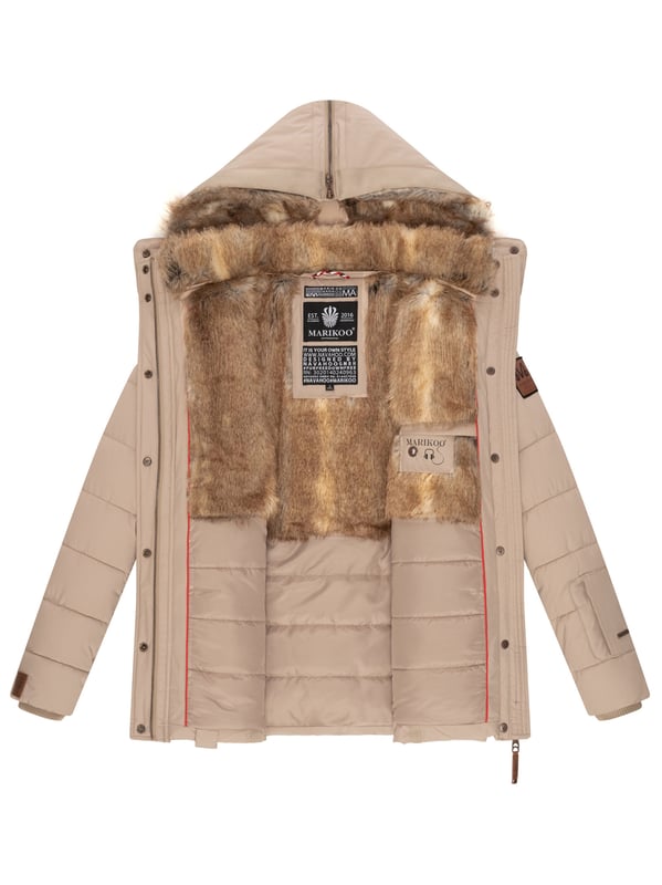 Die Marikoo Damen Winterjacke Nekoo überzeugt durch Funktionalität und edle Details. Das kuschelige Kunstfell in Kapuze und Innenbereich sorgt für angenehme Wärme, während der hoch schließende Kragen optimal vor Wind und Kälte schützt. Die Kapuze ist vielseitig: komplett abnehmbar oder per Reißverschluss nach hinten auf die Schultern zu legen. Zwei Reißverschlusstaschen mit Fleecefutter, eine Innentasche mit Kopfhörerausgang und hochwertige Kunstleder-Zipper machen die Jacke besonders praktisch. Mit perfekter Länge, tailliertem Schnitt und Rippbündchen bleibt sie warm, bequem und stilvoll.
Material: Oberstoff/Futter/Wattierung 100% Polyester; Kunstfell 90% Polyacryl, 10% Polyester.