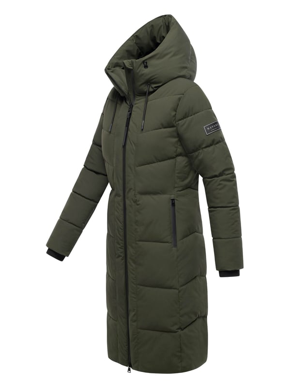 Der Damen-Steppmantel SCHOKOKUSS von Navahoo verbindet zeitloses Design mit funktionalem Komfort – ideal für kalte Wintertage. Das gradlinige Steppmuster sorgt für eine urbane Optik, während der weich gefütterte obere Innenbereich mit Fleecestoff angenehme Wärme bietet (nicht in den Ärmeln). Eine fest integrierte Kapuze mit Kordelzug, der hochschließende Kragen und ein Zwei-Wege-Reißverschluss schützen zuverlässig vor Wind und Wetter. Praktische Taschenlösungen – zwei warme Außentaschen mit Reißverschluss und zwei sichere Innentaschen – runden das Design ab. Erhältlich in 10 Farben und Größen XS–6XL.