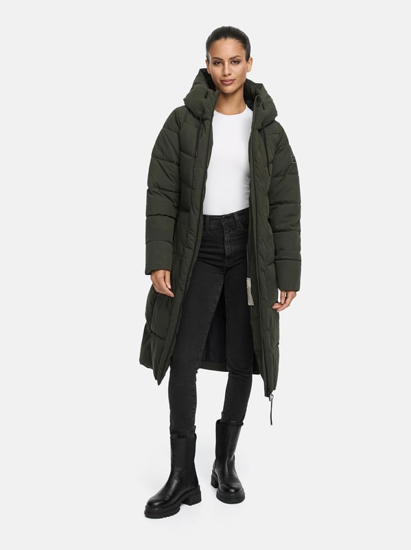 Der Damen-Steppmantel SCHOKOKUSS von Navahoo verbindet zeitloses Design mit funktionalem Komfort – ideal für kalte Wintertage. Das gradlinige Steppmuster sorgt für eine urbane Optik, während der weich gefütterte obere Innenbereich mit Fleecestoff angenehme Wärme bietet (nicht in den Ärmeln). Eine fest integrierte Kapuze mit Kordelzug, der hochschließende Kragen und ein Zwei-Wege-Reißverschluss schützen zuverlässig vor Wind und Wetter. Praktische Taschenlösungen – zwei warme Außentaschen mit Reißverschluss und zwei sichere Innentaschen – runden das Design ab. Erhältlich in 10 Farben und Größen XS–6XL.