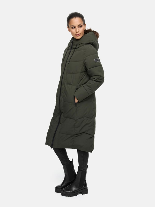 Der Damen-Steppmantel SCHOKOKUSS von Navahoo verbindet zeitloses Design mit funktionalem Komfort – ideal für kalte Wintertage. Das gradlinige Steppmuster sorgt für eine urbane Optik, während der weich gefütterte obere Innenbereich mit Fleecestoff angenehme Wärme bietet (nicht in den Ärmeln). Eine fest integrierte Kapuze mit Kordelzug, der hochschließende Kragen und ein Zwei-Wege-Reißverschluss schützen zuverlässig vor Wind und Wetter. Praktische Taschenlösungen – zwei warme Außentaschen mit Reißverschluss und zwei sichere Innentaschen – runden das Design ab. Erhältlich in 10 Farben und Größen XS–6XL.