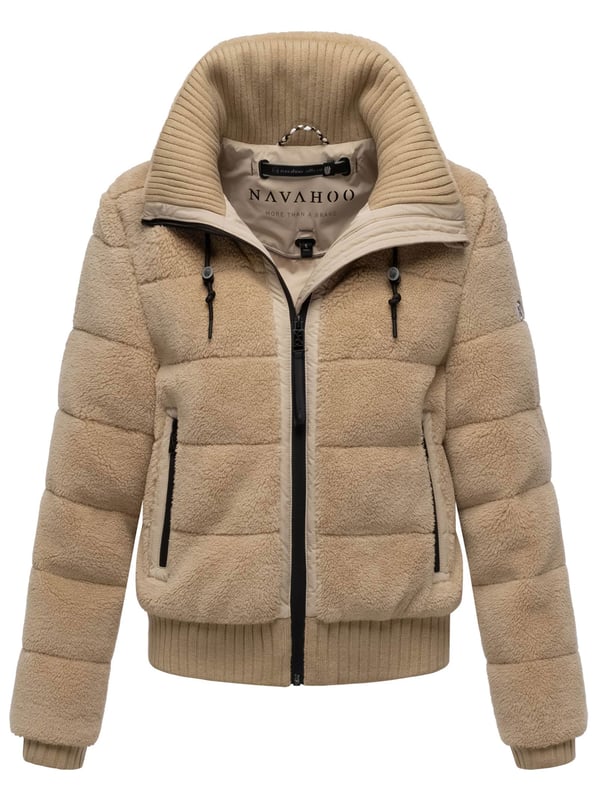 Die Winterjacke SCHNEEPUDER von Navahoo vereint stylisches Design mit kuscheligem Komfort – perfekt für kalte Wintertage und die Übergangszeit. Der weiche Teddyfleece-Oberstoff sorgt für eine trendige Optik und ein angenehmes Tragegefühl, während die leichte Wattierung zuverlässig Wärme spendet, ohne schwer zu wirken. Praktische Details wie ein hochschließender Kragen mit Strickbündchen, elastische Rippbündchen an Saum und Ärmeln sowie mehrere Taschenlösungen bieten Funktionalität und Bequemlichkeit. Erhältlich in 6 Farben und den Größen XS–XXL.