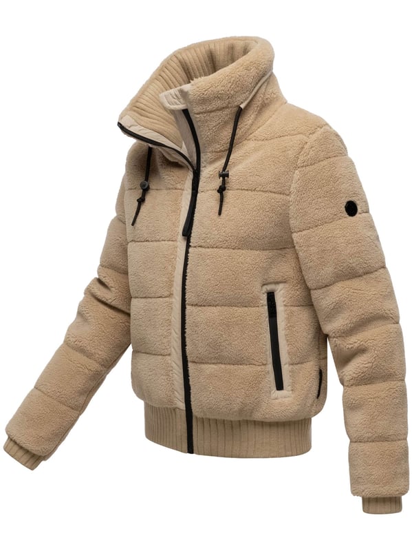 Die Winterjacke SCHNEEPUDER von Navahoo vereint stylisches Design mit kuscheligem Komfort – perfekt für kalte Wintertage und die Übergangszeit. Der weiche Teddyfleece-Oberstoff sorgt für eine trendige Optik und ein angenehmes Tragegefühl, während die leichte Wattierung zuverlässig Wärme spendet, ohne schwer zu wirken. Praktische Details wie ein hochschließender Kragen mit Strickbündchen, elastische Rippbündchen an Saum und Ärmeln sowie mehrere Taschenlösungen bieten Funktionalität und Bequemlichkeit. Erhältlich in 6 Farben und den Größen XS–XXL.