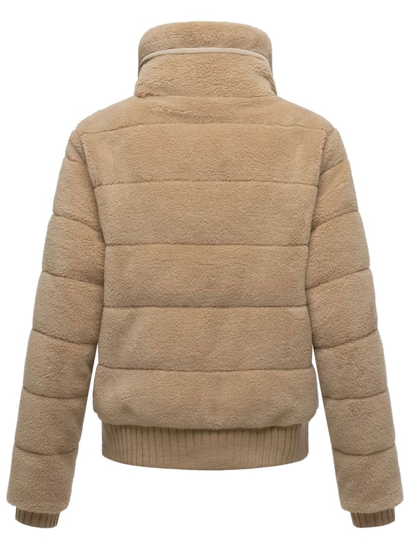 Die Winterjacke SCHNEEPUDER von Navahoo vereint stylisches Design mit kuscheligem Komfort – perfekt für kalte Wintertage und die Übergangszeit. Der weiche Teddyfleece-Oberstoff sorgt für eine trendige Optik und ein angenehmes Tragegefühl, während die leichte Wattierung zuverlässig Wärme spendet, ohne schwer zu wirken. Praktische Details wie ein hochschließender Kragen mit Strickbündchen, elastische Rippbündchen an Saum und Ärmeln sowie mehrere Taschenlösungen bieten Funktionalität und Bequemlichkeit. Erhältlich in 6 Farben und den Größen XS–XXL.