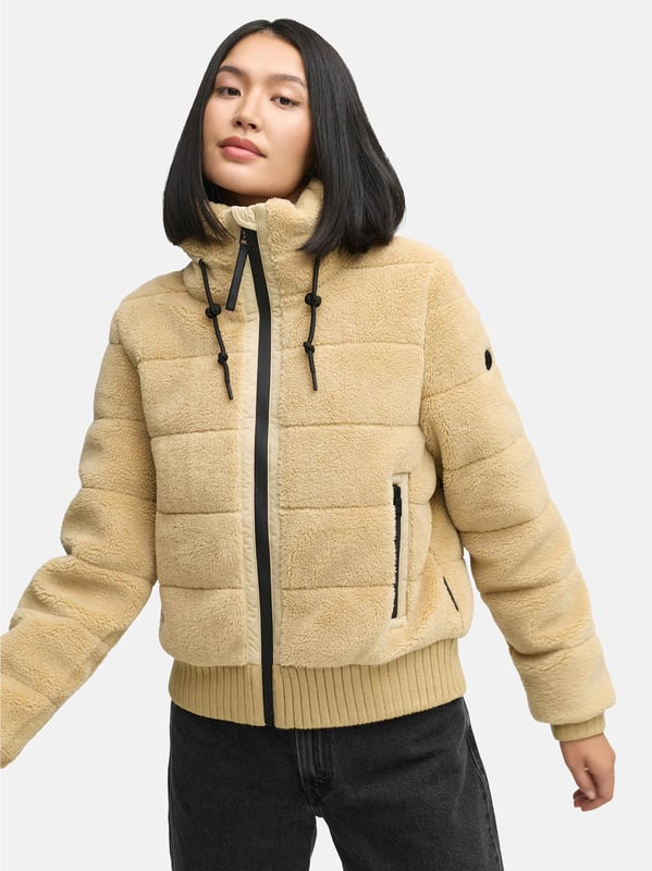 Die Winterjacke SCHNEEPUDER von Navahoo vereint stylisches Design mit kuscheligem Komfort – perfekt für kalte Wintertage und die Übergangszeit. Der weiche Teddyfleece-Oberstoff sorgt für eine trendige Optik und ein angenehmes Tragegefühl, während die leichte Wattierung zuverlässig Wärme spendet, ohne schwer zu wirken. Praktische Details wie ein hochschließender Kragen mit Strickbündchen, elastische Rippbündchen an Saum und Ärmeln sowie mehrere Taschenlösungen bieten Funktionalität und Bequemlichkeit. Erhältlich in 6 Farben und den Größen XS–XXL.