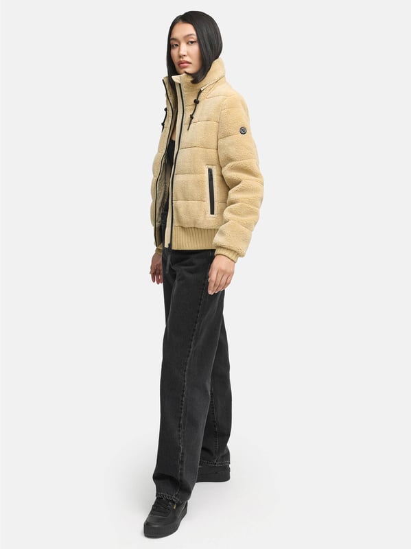 Die Winterjacke SCHNEEPUDER von Navahoo vereint stylisches Design mit kuscheligem Komfort – perfekt für kalte Wintertage und die Übergangszeit. Der weiche Teddyfleece-Oberstoff sorgt für eine trendige Optik und ein angenehmes Tragegefühl, während die leichte Wattierung zuverlässig Wärme spendet, ohne schwer zu wirken. Praktische Details wie ein hochschließender Kragen mit Strickbündchen, elastische Rippbündchen an Saum und Ärmeln sowie mehrere Taschenlösungen bieten Funktionalität und Bequemlichkeit. Erhältlich in 6 Farben und den Größen XS–XXL.