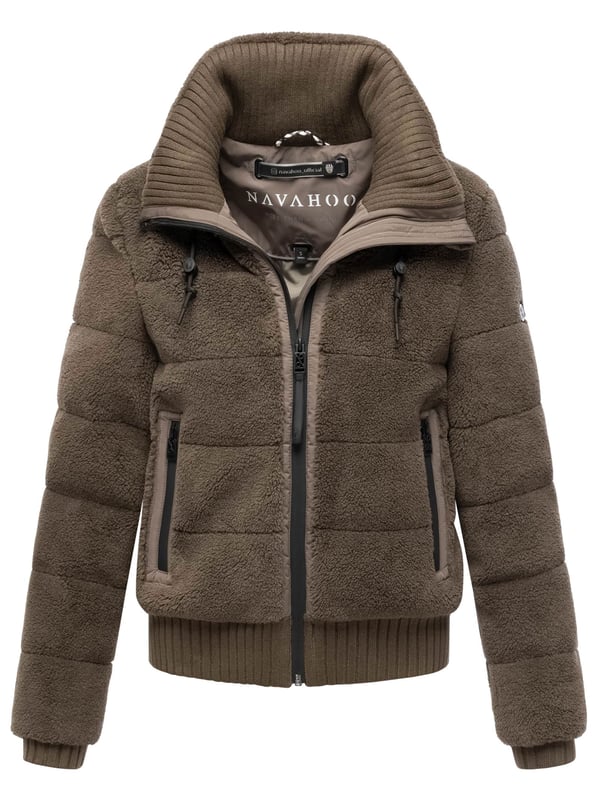 Die Winterjacke SCHNEEPUDER von Navahoo vereint stylisches Design mit kuscheligem Komfort – perfekt für kalte Wintertage und die Übergangszeit. Der weiche Teddyfleece-Oberstoff sorgt für eine trendige Optik und ein angenehmes Tragegefühl, während die leichte Wattierung zuverlässig Wärme spendet, ohne schwer zu wirken. Praktische Details wie ein hochschließender Kragen mit Strickbündchen, elastische Rippbündchen an Saum und Ärmeln sowie mehrere Taschenlösungen bieten Funktionalität und Bequemlichkeit. Erhältlich in 6 Farben und den Größen XS–XXL.
