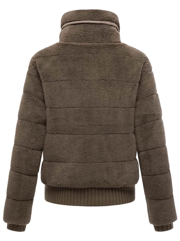 Die Winterjacke SCHNEEPUDER von Navahoo vereint stylisches Design mit kuscheligem Komfort – perfekt für kalte Wintertage und die Übergangszeit. Der weiche Teddyfleece-Oberstoff sorgt für eine trendige Optik und ein angenehmes Tragegefühl, während die leichte Wattierung zuverlässig Wärme spendet, ohne schwer zu wirken. Praktische Details wie ein hochschließender Kragen mit Strickbündchen, elastische Rippbündchen an Saum und Ärmeln sowie mehrere Taschenlösungen bieten Funktionalität und Bequemlichkeit. Erhältlich in 6 Farben und den Größen XS–XXL.