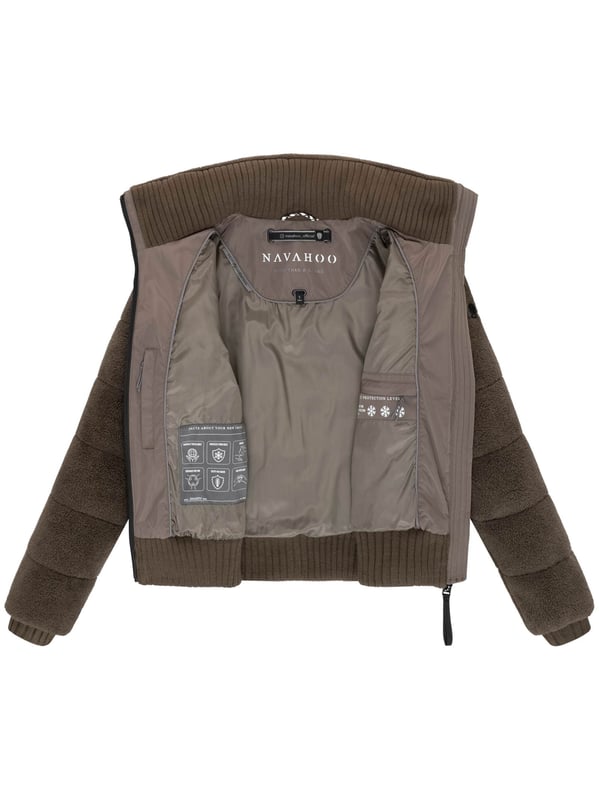 Die Winterjacke SCHNEEPUDER von Navahoo vereint stylisches Design mit kuscheligem Komfort – perfekt für kalte Wintertage und die Übergangszeit. Der weiche Teddyfleece-Oberstoff sorgt für eine trendige Optik und ein angenehmes Tragegefühl, während die leichte Wattierung zuverlässig Wärme spendet, ohne schwer zu wirken. Praktische Details wie ein hochschließender Kragen mit Strickbündchen, elastische Rippbündchen an Saum und Ärmeln sowie mehrere Taschenlösungen bieten Funktionalität und Bequemlichkeit. Erhältlich in 6 Farben und den Größen XS–XXL.