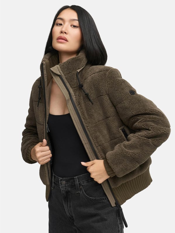 Die Winterjacke SCHNEEPUDER von Navahoo vereint stylisches Design mit kuscheligem Komfort – perfekt für kalte Wintertage und die Übergangszeit. Der weiche Teddyfleece-Oberstoff sorgt für eine trendige Optik und ein angenehmes Tragegefühl, während die leichte Wattierung zuverlässig Wärme spendet, ohne schwer zu wirken. Praktische Details wie ein hochschließender Kragen mit Strickbündchen, elastische Rippbündchen an Saum und Ärmeln sowie mehrere Taschenlösungen bieten Funktionalität und Bequemlichkeit. Erhältlich in 6 Farben und den Größen XS–XXL.