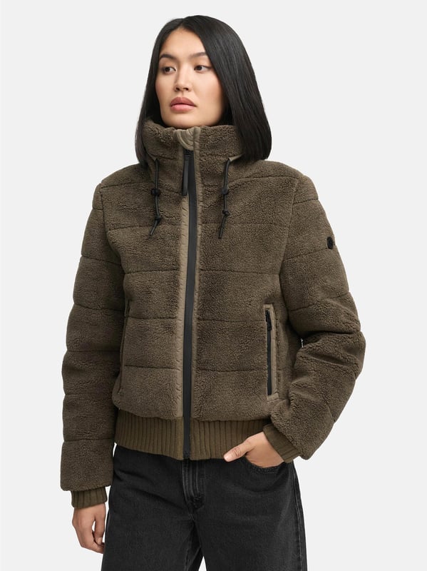 Die Winterjacke SCHNEEPUDER von Navahoo vereint stylisches Design mit kuscheligem Komfort – perfekt für kalte Wintertage und die Übergangszeit. Der weiche Teddyfleece-Oberstoff sorgt für eine trendige Optik und ein angenehmes Tragegefühl, während die leichte Wattierung zuverlässig Wärme spendet, ohne schwer zu wirken. Praktische Details wie ein hochschließender Kragen mit Strickbündchen, elastische Rippbündchen an Saum und Ärmeln sowie mehrere Taschenlösungen bieten Funktionalität und Bequemlichkeit. Erhältlich in 6 Farben und den Größen XS–XXL.
