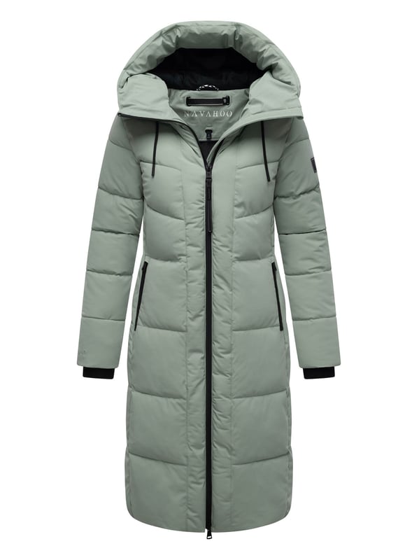 Der Damen-Steppmantel SCHOKOKUSS von Navahoo verbindet zeitloses Design mit funktionalem Komfort – ideal für kalte Wintertage. Das gradlinige Steppmuster sorgt für eine urbane Optik, während der weich gefütterte obere Innenbereich mit Fleecestoff angenehme Wärme bietet (nicht in den Ärmeln). Eine fest integrierte Kapuze mit Kordelzug, der hochschließende Kragen und ein Zwei-Wege-Reißverschluss schützen zuverlässig vor Wind und Wetter. Praktische Taschenlösungen – zwei warme Außentaschen mit Reißverschluss und zwei sichere Innentaschen – runden das Design ab. Erhältlich in 10 Farben und Größen XS–6XL.