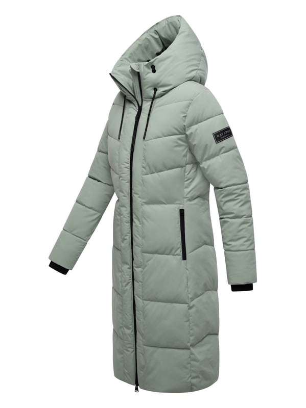 Der Damen-Steppmantel SCHOKOKUSS von Navahoo verbindet zeitloses Design mit funktionalem Komfort – ideal für kalte Wintertage. Das gradlinige Steppmuster sorgt für eine urbane Optik, während der weich gefütterte obere Innenbereich mit Fleecestoff angenehme Wärme bietet (nicht in den Ärmeln). Eine fest integrierte Kapuze mit Kordelzug, der hochschließende Kragen und ein Zwei-Wege-Reißverschluss schützen zuverlässig vor Wind und Wetter. Praktische Taschenlösungen – zwei warme Außentaschen mit Reißverschluss und zwei sichere Innentaschen – runden das Design ab. Erhältlich in 10 Farben und Größen XS–6XL.