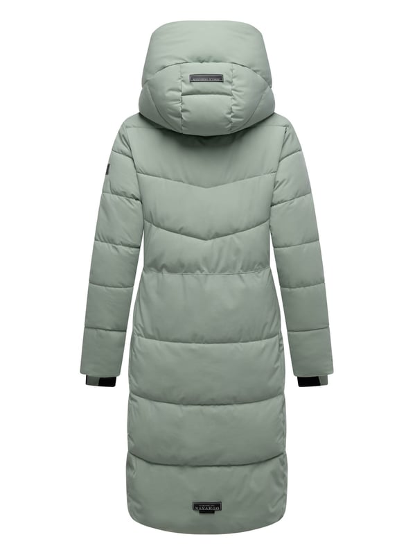 Der Damen-Steppmantel SCHOKOKUSS von Navahoo verbindet zeitloses Design mit funktionalem Komfort – ideal für kalte Wintertage. Das gradlinige Steppmuster sorgt für eine urbane Optik, während der weich gefütterte obere Innenbereich mit Fleecestoff angenehme Wärme bietet (nicht in den Ärmeln). Eine fest integrierte Kapuze mit Kordelzug, der hochschließende Kragen und ein Zwei-Wege-Reißverschluss schützen zuverlässig vor Wind und Wetter. Praktische Taschenlösungen – zwei warme Außentaschen mit Reißverschluss und zwei sichere Innentaschen – runden das Design ab. Erhältlich in 10 Farben und Größen XS–6XL.