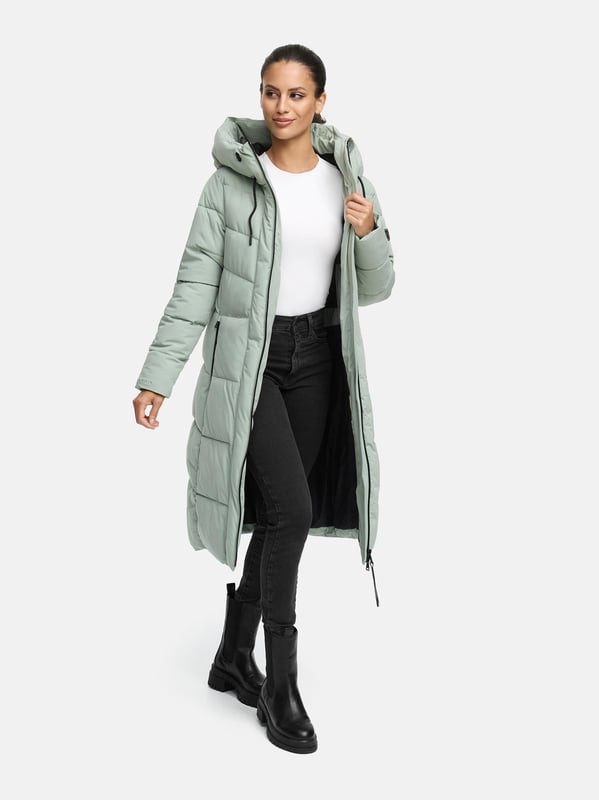 Der Damen-Steppmantel SCHOKOKUSS von Navahoo verbindet zeitloses Design mit funktionalem Komfort – ideal für kalte Wintertage. Das gradlinige Steppmuster sorgt für eine urbane Optik, während der weich gefütterte obere Innenbereich mit Fleecestoff angenehme Wärme bietet (nicht in den Ärmeln). Eine fest integrierte Kapuze mit Kordelzug, der hochschließende Kragen und ein Zwei-Wege-Reißverschluss schützen zuverlässig vor Wind und Wetter. Praktische Taschenlösungen – zwei warme Außentaschen mit Reißverschluss und zwei sichere Innentaschen – runden das Design ab. Erhältlich in 10 Farben und Größen XS–6XL.