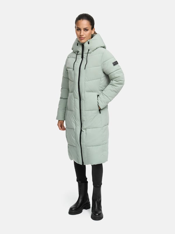 Der Damen-Steppmantel SCHOKOKUSS von Navahoo verbindet zeitloses Design mit funktionalem Komfort – ideal für kalte Wintertage. Das gradlinige Steppmuster sorgt für eine urbane Optik, während der weich gefütterte obere Innenbereich mit Fleecestoff angenehme Wärme bietet (nicht in den Ärmeln). Eine fest integrierte Kapuze mit Kordelzug, der hochschließende Kragen und ein Zwei-Wege-Reißverschluss schützen zuverlässig vor Wind und Wetter. Praktische Taschenlösungen – zwei warme Außentaschen mit Reißverschluss und zwei sichere Innentaschen – runden das Design ab. Erhältlich in 10 Farben und Größen XS–6XL.
