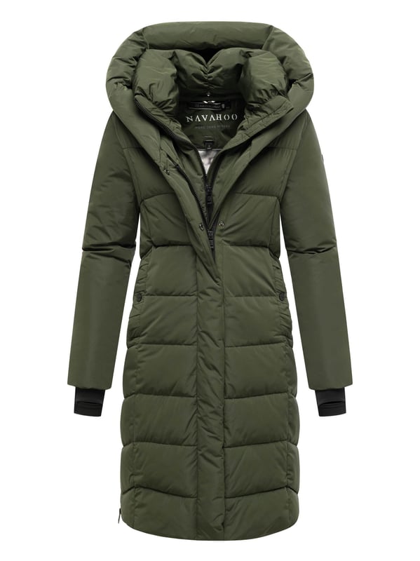 Navahoo Damen Steppmantel Laubzauber – elegant, warm & funktional Die Damenjacke Laubzauber von Navahoo kombiniert Eleganz, Wärme und Funktionalität – perfekt für kalte Wintertage, Outdoor-Aktivitäten und den Alltag. Das matte Obermaterial sorgt für einen zeitlosen Look, während das herausnehmbare Innenfutter mit innovativer Sorona® Aura Füllung aus 37 % nachwachsenden Rohstoffen für leichte, umweltfreundliche Wärmeisolierung steht. Ein doppeltes Reißverschlusssystem mit Kinnschutz, ein praktischer Gehschlitz sowie elastische Ärmelbündchen mit Daumenloch erhöhen den Tragekomfort. Zwei gefütterte Außentaschen und zwei Innentaschen mit Reißverschluss bieten sicheren Stauraum. In 7 Farben und Größen XS–2XL erhältlich.